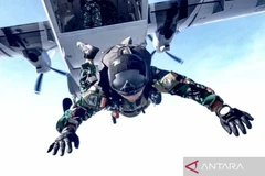 A soldier joins the parachuting training. (Photo: antaranews.com)