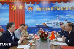 US Ambassador to Vietnam Marc E. Knapper and Deputy Minister of Agriculture and Rural Development Phung Duc Tien at the Department of Fisheries Surveillance (DFIRES) Training Facility, Region 5 in Phu Quoc city, the southern province of Kien Giang. (Photo: VNA)