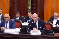 Francois Corbin, Vice President of MEDEF International in charge of coordination in the ASEAN region, and the French Minister for Europe and Foreign Affairs' special representative for economic relations in the ASEAN region speaks at the meeting with Deputy PM Tran Hong Ha. (Photo: VNA)