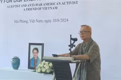 Prof. Ngo Thanh Nhan, Merle Ratner’s husband, speaks at the ceremony in Hai Phong city on August 10. (Photo: VNA)
