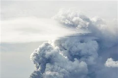 (File Photo) Taal volcano near Manila, Philippines erupts on January 13, 2020. (Photo: Kyodo/VNA)