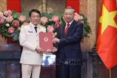 Party General Secretary and President To Lam hands over the promotion decision to Minister of Public Security Luong Tam Quang. (Photo: VNA)