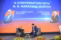 Narayana Murthy talks with FPT Chairman Truong Gia Binh during their conversation in Hoa Lac High Tech Park. (Photo: VNA) 