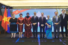 Vietnamese Ambassador to Bangladesh Nguyen Manh Cuong (fourth, from right) is with Bangladesh's Interim Government Advisor in charge of the Ministry of Fisheries and Livestock Farida Akhter and Ambassadors and Charge d'Affaires of ASEAN countries at the celebration. (Photo: Provided by the Embassy)