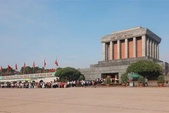 Thousands of people visit Ho Chi Minh Mausoleum in Hanoi on National Day. (Photo: VNA)