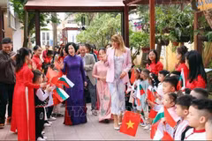 Nguyen Thi Minh Nguyet, spouse of Vietnamese President Luong Cuong, and Desislava Radeva, spouse of Bulgarian President Rumen Radev are welcomed by teachers and students of the Vietnam-Bulgaria Kindergarten in Hai Ba Trung district, Hanoi. (Photo: VNA)