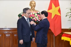 Minister of Foreign Affairs Bui Thanh Son on May 8 awards the “For the cause of Vietnam’s foreign affairs” insignia to outgoing Japanese Ambassador to Vietnam Yamada Takio. (Photo: baoquocte.vn)