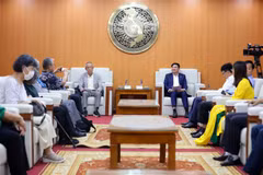 Secretary of the Dien Bien provincial Party Committee Tran Quoc Cuong receives a delegation of the Vietnam-Japan Friendship Association on July 18. (Photo: VNA)
