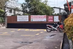 The main gate of garment factory Tuntex Garment Indonesia in Tangerang Regency, Banten province, is closed on April 3, 2023. (Photo: jakartaglobe.id)