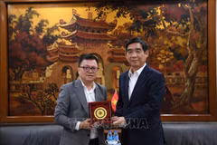 Chairman of the Vietnam Journalists' Association Le Quoc Minh (left) and Vietnamese Ambassador to Thailand Pham Viet Hung at their meeting on November 28 (Photo: VNA)