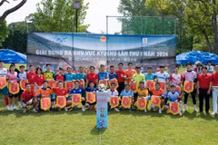 Representatives of football teams and sponsors at the opening ceremony of the Vietnamese football tournament in the Kyushu region, Japan. (Photo: VNA)