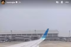 Musician Kunto Aji captures fuel leaking from the wing of a Garuda Indonesia plane as it taxis on the runway at Soekarno-Hatta International Airport, Cengkareng, Tangerang, Banten, on Saturday, August 24. (Instagram @kuntoajiw) 
