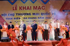 Representatives from An Giang province and Cambodia's provinces of Takeo and Kandal at the opening ceremony of the fair. (Photo: VNA)