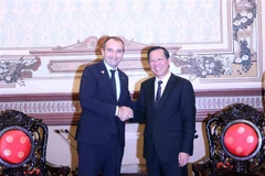 Chairman of the municipal People’s Committee Phan Van Mai (right) receives Mayor of Turin Stefano Lo Russo on September 26. (Photo: VNA)