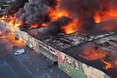 A fire breaks out at the shopping centre on Marywilska street, Warsaw, Poland on May 12 morning. (Photo: deccanherald.com)