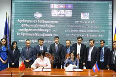 VNA General Director Vu Viet Trang and AKP Director General Sokmom Nimul sign a renewed cooperation agreement between the two national news agencies. (Photo: VNA)