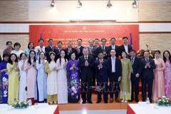 President To Lam and representatives of Vietnamese representative agencies and the Vietnamese community in Cambodia. (Photo: VNA)