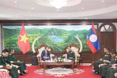 Lao Minister of National Defence Khamlieng Uthakaysone receives a delegation of the Vietnamese Embassy in Laos led by Ambassador Nguyen Minh Tam. (Photo: VNA)