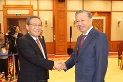 Party General Secretary and State President To Lam (R) welcomes Chinese Premier Li Qiang in Hanoi on October 12. (Photo: VNA)