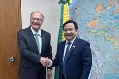 Vice President and Minister of Development, Industry, Trade and Services of Brazil Geraldo Alckmin and Vietnamese Ambassador to Brazil Bui Van Nghi. (Photo: VNA broadcasts)