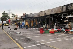 The fire breaks out at 1 am (local time) at food and consumer goods areas in Sapa shopping centre of Vietnamese in Prague. (Photo: VNA)