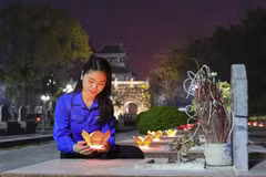 Candles were lit at Martyrs’ Cemetery A1 in Dien Bien province on May 4 evening to pay tribute to fallen soldiers on the occasion of the 70th anniversary of Dien Bien Phu Victory (May 7, 1954 - 2024). (Photo: VNA)