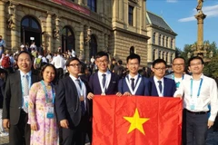 Overseas students urged to stay attuned to employment market