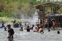 Schools in Philippines go online amid extreme heat