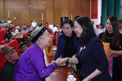 Acting President presents gifts to revolution contributors in Thai Nguyen