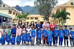 Disadvantaged students, disaster-affected people in Quang Binh receive support
