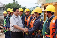 PM breaks grounds, inaugurates, inspects infrastructure projects in Thua Thien-Hue 