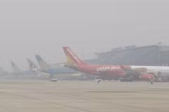 Thick fog forces flight delays in Noi Bai airport