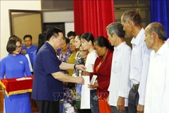  NA Chairman presents Tet gifts to policy beneficiaries, workers, air force personnel in Yen Bai