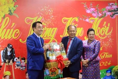 Cambodian delegation extends New Year greetings to Vinh Long