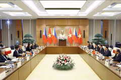 Top legislator meets with President of Philippines in Hanoi