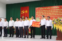Tet gifts, greetings come to the needy in Hau Giang, Quang Ngai, Binh Thuan