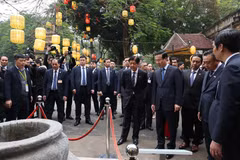 Presidents of Vietnam, Philippines tour Thang Long Imperial Citadel