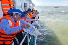 Bac Lieu releases over 6 million shrimp fry to regenerate aquatic resources
