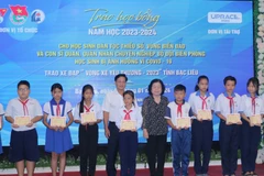Scholarships presented to disadvantaged ethnic minority students in Bac Lieu