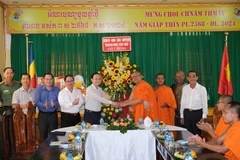 Can Tho's leaders extend greetings to Khmer monks, people on Chol Chnam Thmay