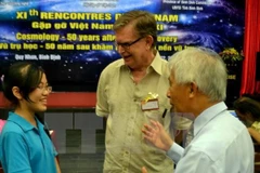 US Physics Nobel laureate meets with Binh Dinh students 