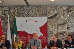 Vietnam Fatherland Front Nguyen Thien Nhan (second, right) and Vietnamese Ambassador to Italy Nguyen Hoang Long (first, right) attends the workshop (Photo: VNA)