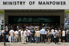 Singapore makes room for foreign manpower 