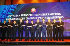 Deputy Prime Minister Trinh Dinh Dung (sixth, left) and ASEAN transport ministers pose for a photo at the meeting in Hanoi on November 14 (Photo: VietnamPlus)