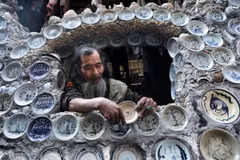 The “exotic” house of a Vietnamese man who has a passion for ancient disks