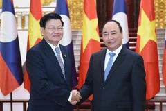 PM Nguyen Xuan Phuc holds talks with Lao counterpart