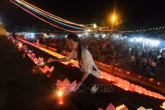Falling in love with Hoi An floating flower lantern
