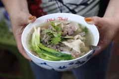 Phở bò restaurants with unique names in Hanoi