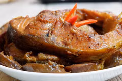 The secret behind Hanoi braised fish store that sells 300kg per day