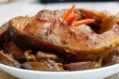 The secret behind Hanoi braised fish store that sells 300kg per day
